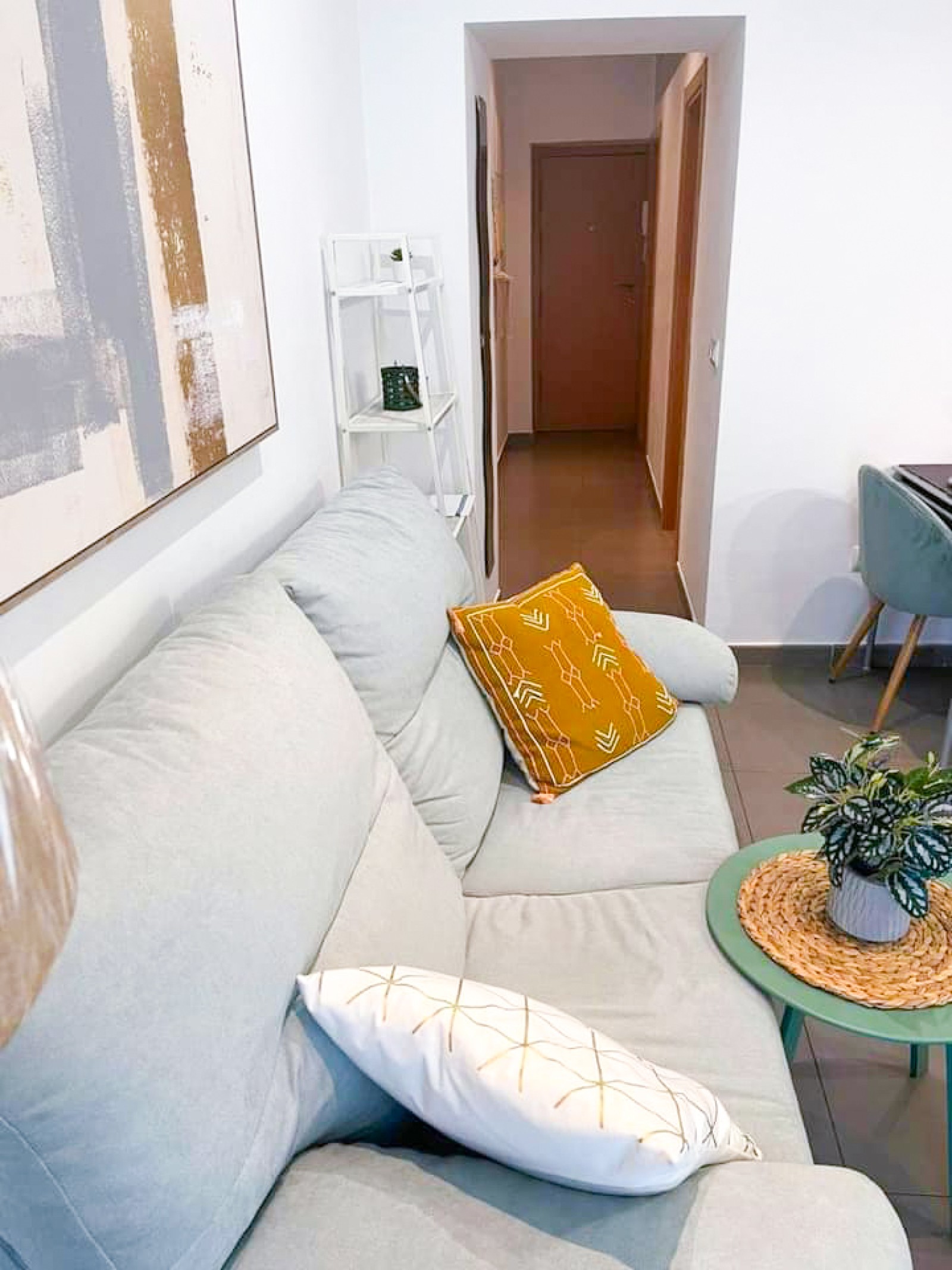 Interior luminoso de una vivienda preparada para entrar a vivir